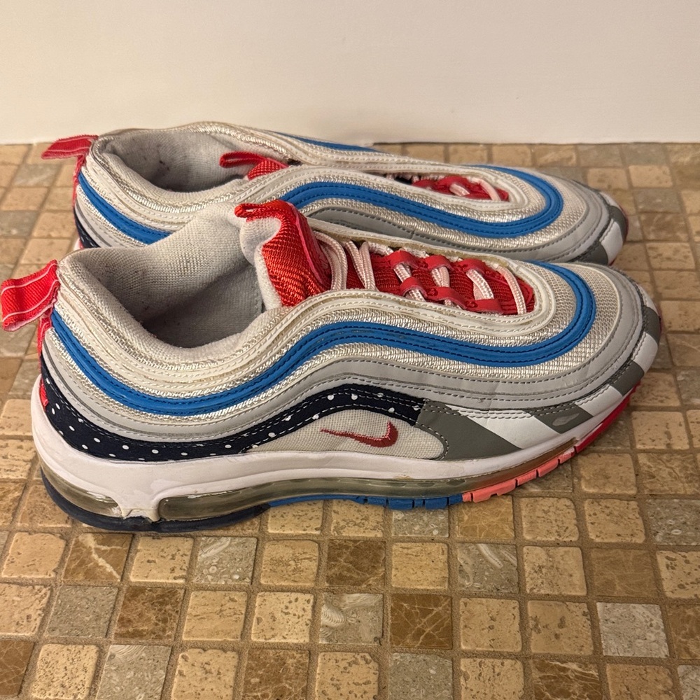 Women’s Nike AirMax 95 Stylish Sneakers with Red and Blue Accents (love) size 8